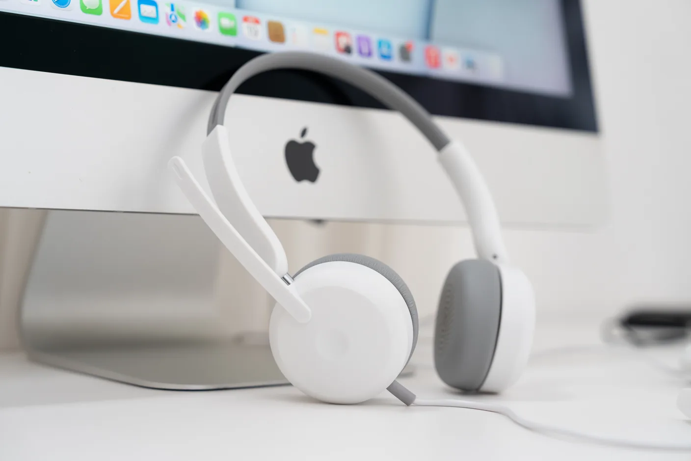 Meetion HP005U headset beside an all-in-one desktop