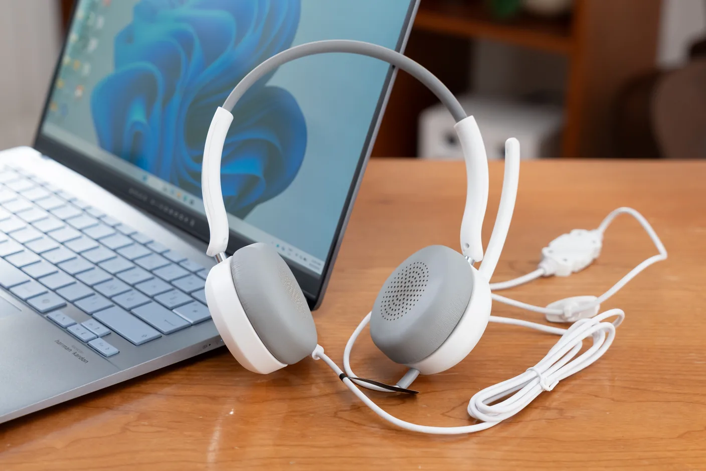 Meetion HP005U headset next to a laptop