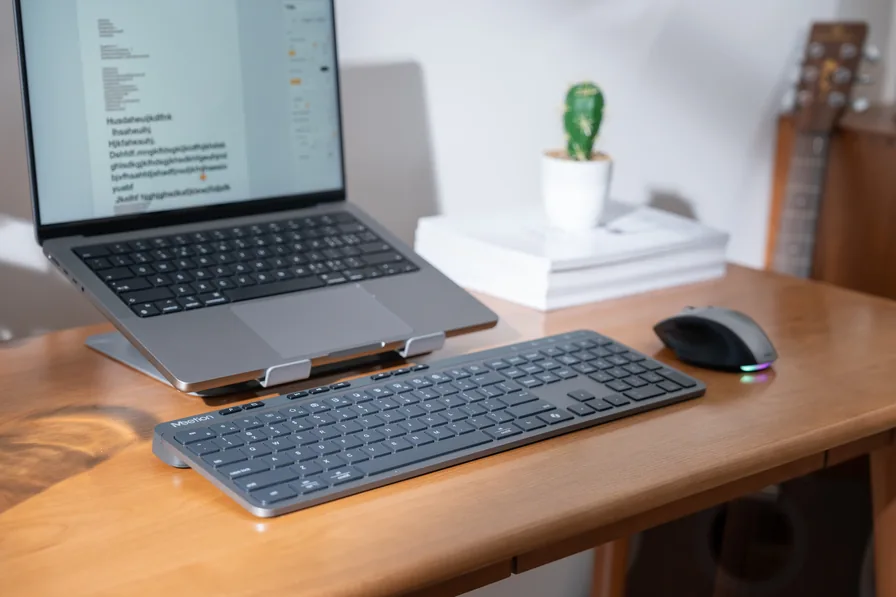 Meetion WK330 keyboard on a wooden desk