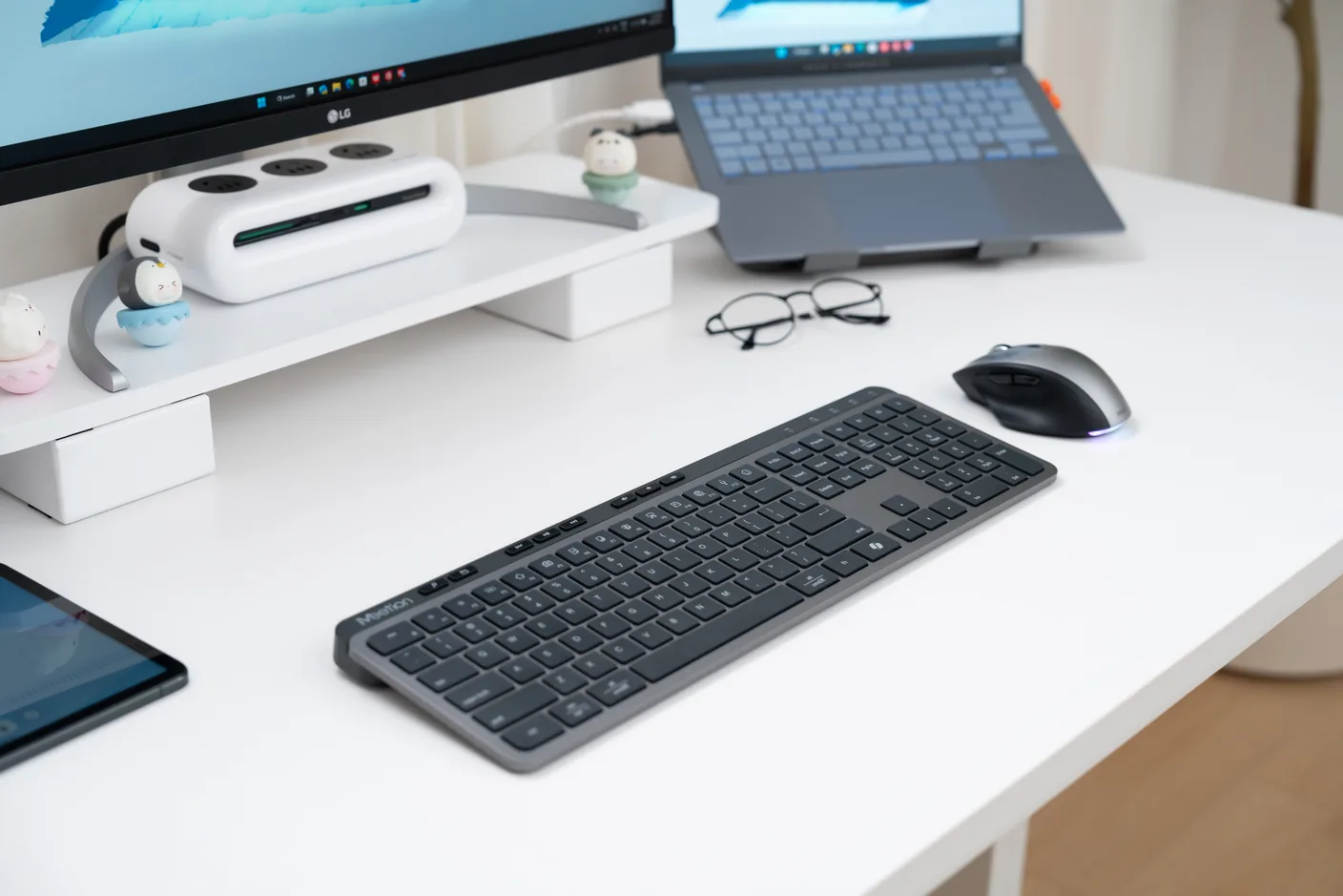 Meetion WK330 slim keyboard on a white desk